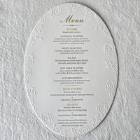 Invitation de mariage classique de luxe à prix d'usine, impression typographique blanche, fleurs 3D en relief, estampage à chaud doré, carte de menu de table