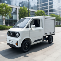 Camion utilitaire électrique blanc robuste et durable, type fourgon à quatre roues, pour la livraison express du dernier kilomètre