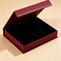 Boîte à bijoux magnétique à couvercle rabattable personnalisée en bordeaux avec insert en velours