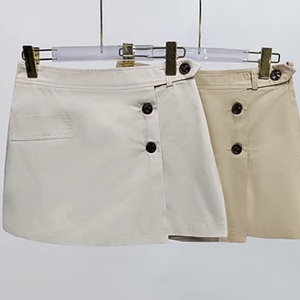 Falda Corta Elegante de Alta Calidad al por Mayor, Personalizada OEM/ODM, con Aberturas Laterales y Botones para Mujer - Product Image 1