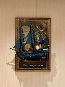Marco de Exhibición y Almacenamiento de Pared, Diseño Retro Americano de Barco Pirata <span class=keywords><strong>del</strong></span> <span class=keywords><strong>Caribe</strong></span> con Calaveras Entrelazadas, Material PS, Color Negro <span class=keywords><strong>Perla</strong></span> - Product Image 3