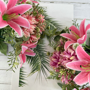 Arreglo floral artificial de crisantemo y lirio para decoración de bodas y hogar, estilo de 10 ramas con hilo dorado. - Product Image 3