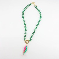 Collier unisexe plaqué or avec pendentif poisson et chaîne de perles acryliques colorées style vintage – Accessoire de mode classique pour femme – Grande vente