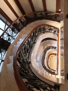 Garde-corps en verre intérieur de luxe moderne Escaliers en acier inoxydable plaqué or avec motifs élégants Caractéristique durable - Product Image 5