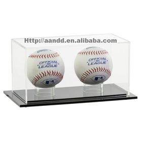 Caja de Exhibición Transparente Personalizada para Balones de Fútbol, Fabricada en Acrílico, con Base Negra - Product Image 4