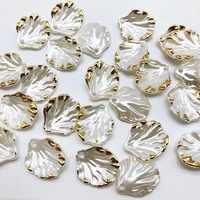 Breloques en acrylique en forme de feuille, pendentifs coquillages nacrés 15x17mm avec bord doré pour la fabrication de bijoux DIY, vente en gros directe usine