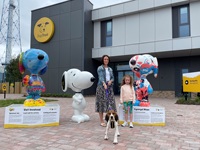 Vente chaude dessin animé Snoopy statue en fibre de verre pop art sculpture poupée centre commercial boutique style décoration de la maison ornements à vendre