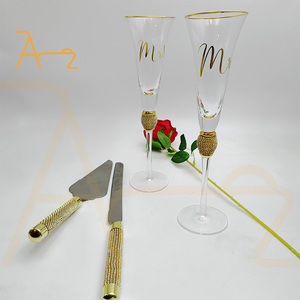 Coupe de trompette en verre à champagne avec bordure en or de luxe Ensemble de couteaux à gâteau en diamant doré pour les fêtes d'anniversaire de mariage - Product Image 1