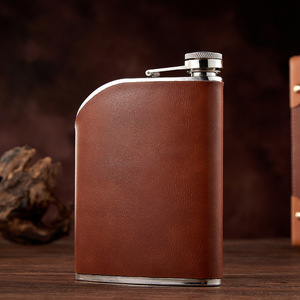Cadeaux créatifs : Gourde à whisky en acier inoxydable de 8 oz avec enveloppe en cuir, pour hommes et femmes - Product Image 3