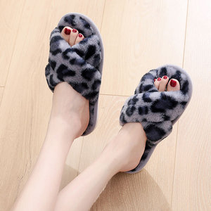 Pantuflas de Felpa con Rayas Cruzadas para Otoño e Invierno, Nuevas Zapatillas Cálidas de Algodón para Interiores con Puntera Reforzada y Perforada - Product Image 3