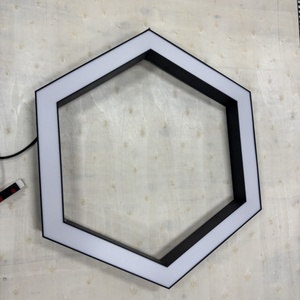 Lustre suspendu linéaire hexagonal moderne à LED, lampe suspendue hexagonale modulable pour salle de sport, centre commercial et bureau - Product Image 6