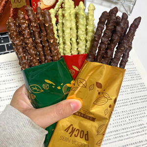 Bâtonnets de <span class=keywords><strong>biscuits</strong></span> Pocky Double Chocolate Crush aux noix et céréales, croustillants, faibles en gras, collations saines en céréales complètes, en boîte - Product Image 2