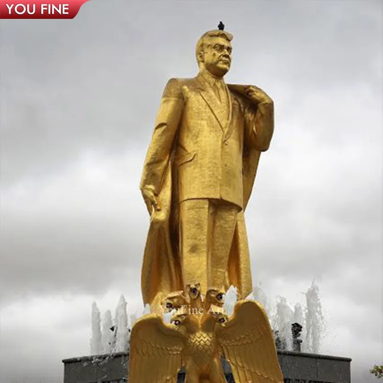 アシュガバットトルクメニスタンの屋外公園の大きな黄金の像ニヤゾフ