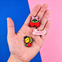 Breloques et clips décoratifs pour chaussures en PVC souple, motifs mignons de dessins animés (nœud, abeille, marguerite, champignon, lapin, fraise), accessoires DIY pour sandales
