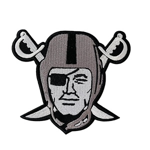 Distintivi ricamati personalizzati all'ingrosso della fabbrica Iron On <span class=keywords><strong>Logo</strong></span> personalizzato Sport <span class=keywords><strong>Logo</strong></span> ricamo Patch Raider <span class=keywords><strong>Logo</strong></span> Patch - Product Image 1