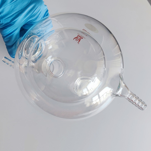 دورق تقطير زجاجي بوروسيليكات بثلاث فتحات مستدير القاع مزدوج الطبقات سميك الجدران مقاس 24/40 - Product Image 2