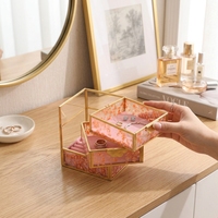 Boîte à bijoux en verre personnalisée avec cadre en métal doré, plateaux en velours rose et emplacements pour bagues, pour le rangement et la présentation de bijoux