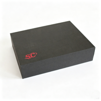 Boîte d'emballage cadeau pliable en carton noir de luxe avec logo personnalisé, imperméable, gaufrage, laminage mat, fermeture magnétique pour vêtements