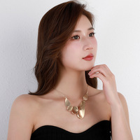 Nouveau collier de mode européenne et américaine irrégulière géométrique dessiné chaîne courte clavicule chaîne accessoires pour femmes