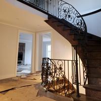 Escalier en fer forgé courbé, escalier artistique en fer pour les intérieurs de villas