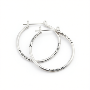 Orecchini a cerchio in argento tibetano con motivo a raggi di sole, gioielli alla moda unisex, orecchini in metallo placcato argento per l'uso quotidiano - Product Image 1