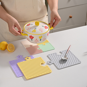 Tapete de Silicona Moderno y Minimalista para Secar, Aislante del Calor para Encimeras de Cocina, Antideslizante, Cuadrado, con Drenaje, Personalizable, Hearthouse - Product Image 2