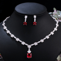 Parure de bijoux délicate plaquée or blanc avec zircone cubique rouge étincelante pour femme, collier et boucles d'oreilles de mariée pour bal de promo et mariage