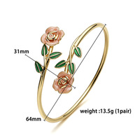 Bracelet manchette ouverte en laiton plaqué or 18 carats avec émail rose et motifs floraux pour femme, bijou de poignet élégant et distinctif