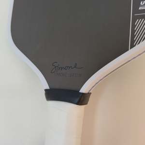 Paleta <span class=keywords><strong>de</strong></span> Pickleball <span class=keywords><strong>Hyperion</strong></span> Pro IV <span class=keywords><strong>de</strong></span> Alto Rendimiento que Cumple con <span class=keywords><strong>los</strong></span> Estándares <span class=keywords><strong>de</strong></span> la USAPA y la UPA-A con Tecnología <span class=keywords><strong>de</strong></span> Espuma TFP y Borde <span class=keywords><strong>de</strong></span> Espuma EVA. - Product Image 4