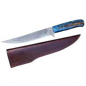 Cuchillo de caza hecho a mano de acero de Damasco con mango de resina azul, hoja de punta clip y funda de cuero. - Product Image 1