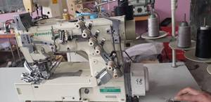 Machine à coudre interlock à lit plat d'occasion de marque japonaise originale 2560, 4 aiguilles 6 fils, pour couture de surpiqûres - Product Image 3