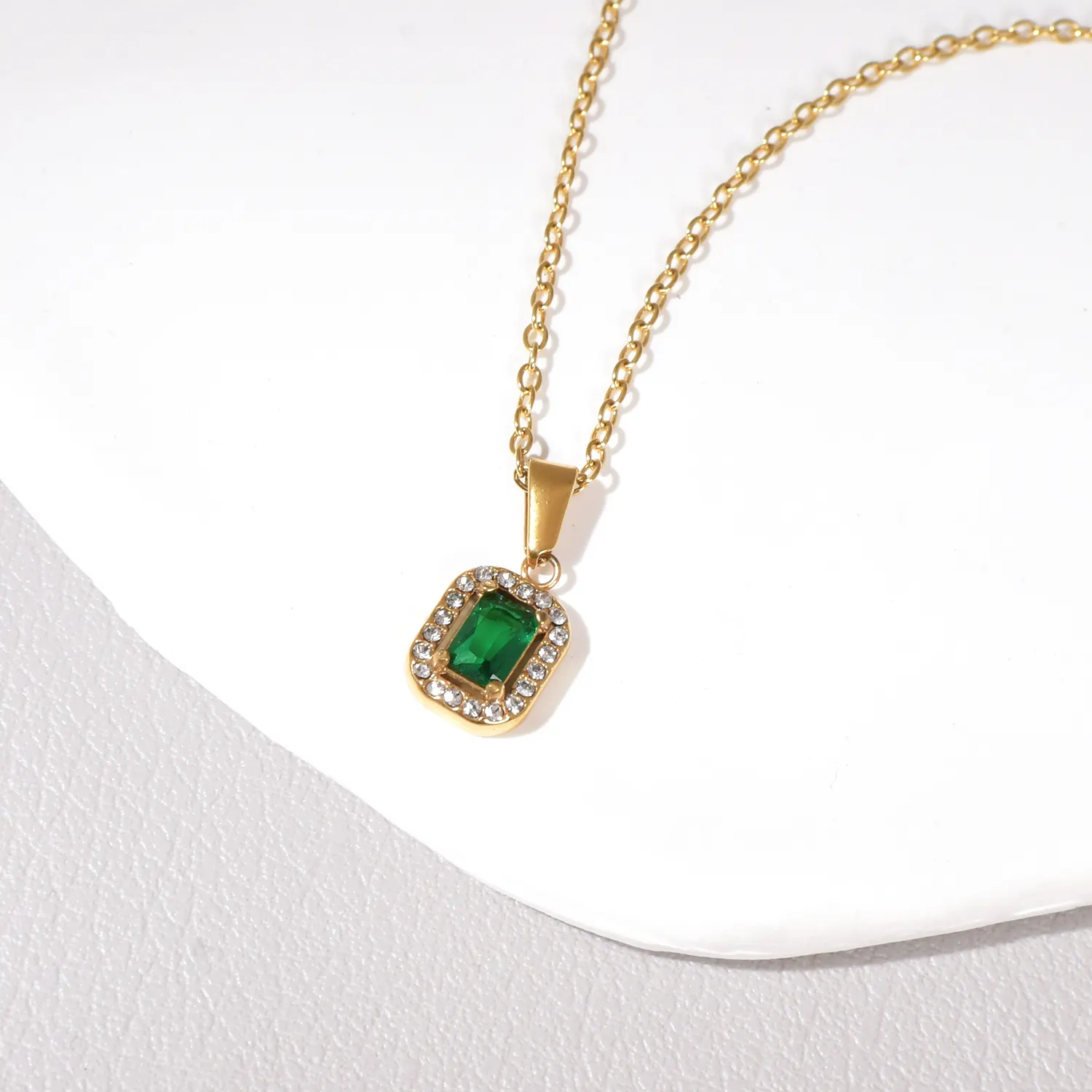 Fashion grosir persegi bentuk liontin zamrud hijau kubik zirkon pesona kalung elegan baja nirkarat Sepuh emas perhiasan