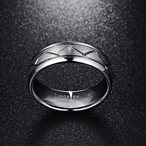 Anillo Dominante <span class=keywords><strong>para</strong></span> Hombre de Acero de Tungsteno Color Plata con Superficie Cepillada, Ancho de 8 mm y Patrón de Banda de Rodadura con Ranura Diagonal - Product Image 2