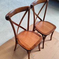 Chaises en bois renatales naturelles de dos de croix d'événements de banquet de salle à manger empilables pour épouser