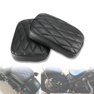 Asiento trasero universal de cuero para pasajero de motocicleta con 8 ventosas para Harley, cojín trasero con diseño de diamantes y rayas verticales en negro y marrón. - Product Image 3