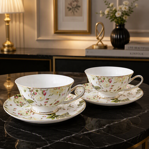 Set di Tazza e Piattino in Porcellana Bone China con Bordo Dorato, Design Elegante per Tè del Pomeriggio, Regalo di Nozze, Decorazione Casa - Product Image 1
