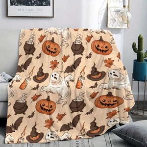 Couverture en peluche sur le thème d'Halloween avec motifs de citrouilles, fantômes et chauves-souris pour la décoration d'automne à la maison - Product Image 1
