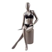 Mannequin féminin abstrait haut de gamme, plusieurs poses, taupe mat, pour l'affichage de vêtements de luxe