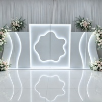 Décor de scène de mariage moderne de luxe avec écran incurvé en forme de nuage irrégulier blanc, éclairage LED, pour réception de mariage, fête d'anniversaire