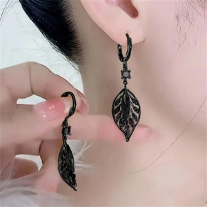 Eleganti Orecchini a Goccia con Zirconi a Forma di Foglia, Gioielli Minimalisti di Lusso per Donna, Uso Quotidiano, Regalo Chic - Product Image 4