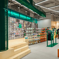 Étagère de présentation pour magasin de sport personnalisée, vitrine en bois avec éclairage LED pour vêtements de sport, directement de l'usine