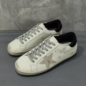 В наличии: кроссовки унисекс в стиле корейской моды, искусственная кожа, подкладка из натуральной кожи, эффект потертости, белые, повседневные, парные - Product Image 2