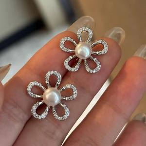 22602 Accesorios de Perlas DIY, Pendientes de Plata S925 con Flores Pequeñas y Cuentas Redondas de 5-7mm - Product Image 1