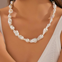 Collier tendance en perles d'eau douce baroques de qualité AAAAA en matériau naturel, avec chaîne à maillons plaquée or cuivre et breloque - Conforme CE ASTM