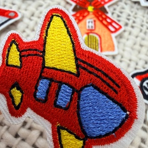 Patchs brodés plats personnalisés de haute qualité, résistants à la décoloration, polyvalents, avec logo, pour vêtements de mode. - Product Image 3