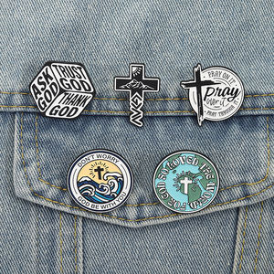 Jesus Kreuz Religiöser Glaube Emaille Pin Sorgen Sie sich nicht, Gott sei mit Ihnen Bitten Sie Vertrauen Gott sei Dank Brosche Revers Abzeichen Schmuck Großhandel - Product Image 4