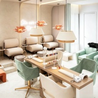 Station de manucure, mobilier de salon de beauté, aménagement complet sur mesure, design intérieur de salon de coiffure, décoration et rénovation de salon de barbier
