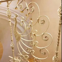 Escalier en fer forgé, solide et élégant, durable et écologique, pour une utilisation en intérieur dans les villas et les appartements, design contemporain