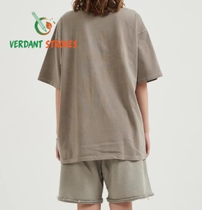 Traques vertes. Shorts de mode pour hommes 100% coton personnalisés avec finition délavée à la pierre et au sel - Product Image 2