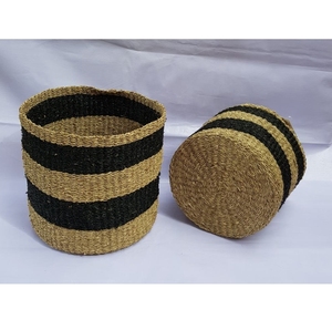Cesta de Almacenamiento Hecha a Mano de Hierba Marina con Rayas Negras y Naturales, Maceta Redonda Tejida para Plantas de Interior, Estilo Boho Moderno - Product Image 1